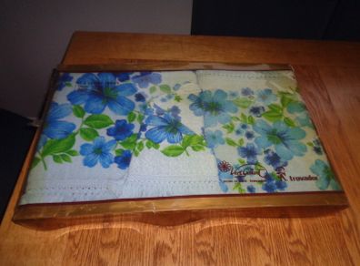 Vintage Spanish Towel Set for Sale