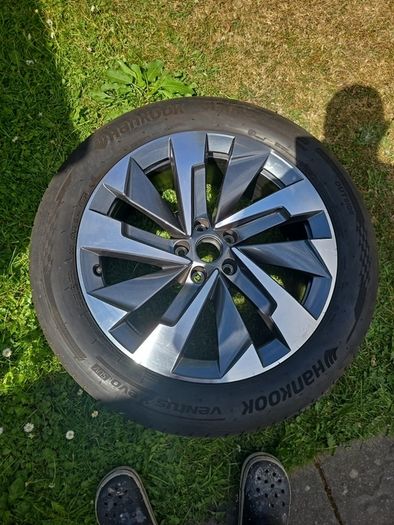 skoda  kodiak alloy wheel.l.no scratch,  no damaged.tyre perfect 95%