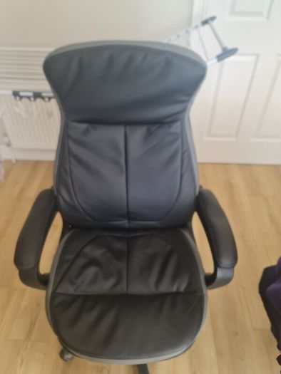 Office Chair (Like New)