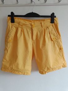 Ladies Yellow Roll-Up Shorts - size 10 - Excellent Condition