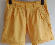 Ladies Yellow Roll-Up Shorts - size 10 - Excellent Condition