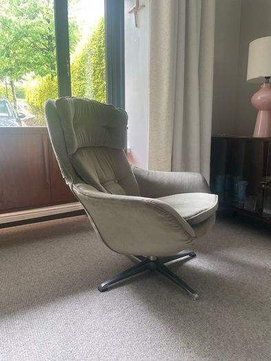 Mid century Egg Chair