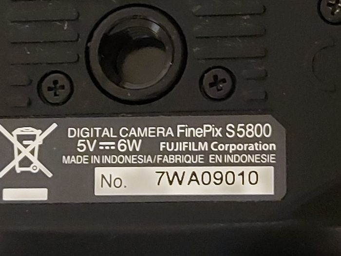 Fujifilm FinePix S5800 Digital Camera, Takes 4 AA Batteries, not powering on, for parts or repair
