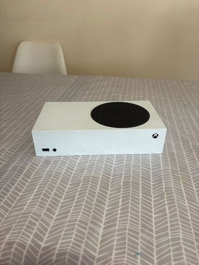 Xbox Series S and Controller