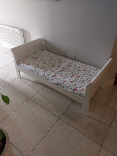 Mia Mamas and Papas Cot/Sleigh bed