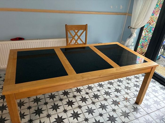 Table and 4 cy