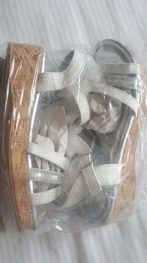White floral wedge sandal.