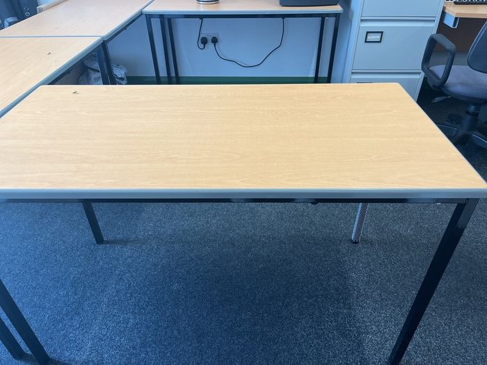 desks x 4 (nice day/hint office brand)
