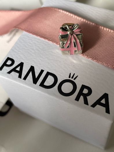 Pandora charm Present gift box with heart and pink ribbon Charm New