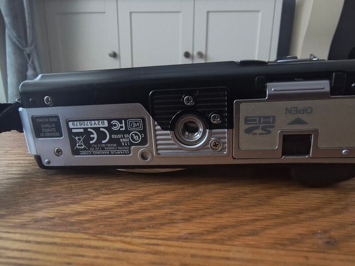 Olympus E-pl1 mirrorless body only
