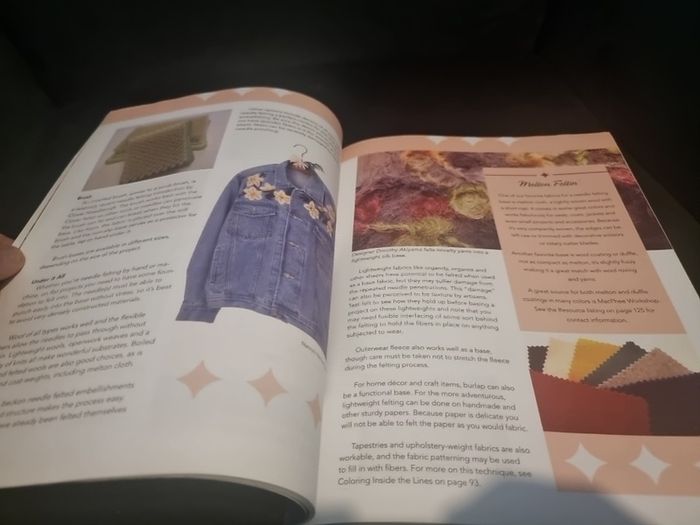 Needle Felting by Hand or Machine: 20 Projects Using Easy-to-Learn Techniques (Paperback)