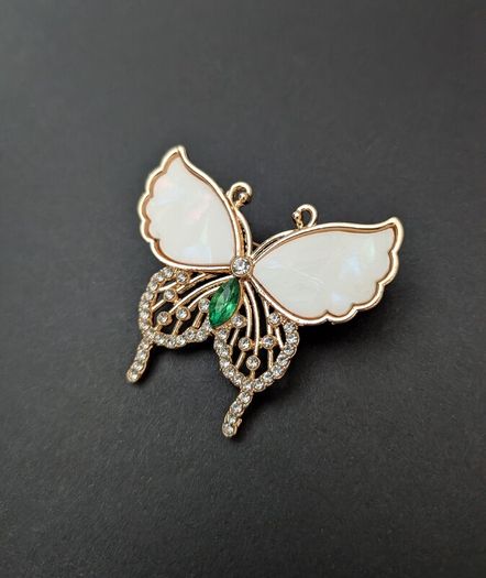 Butterfly Vintage Style Insect Emerald Crystals Gold Brooch Pin