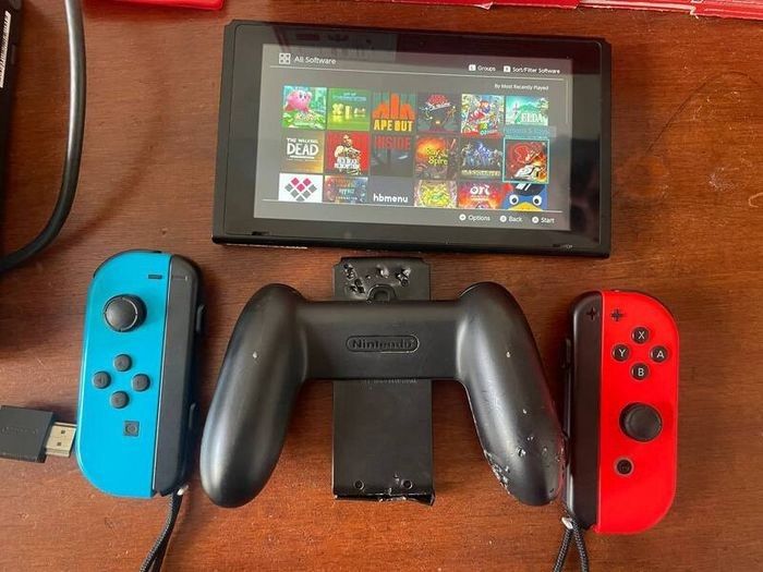 Nintendo Switch V2 (Modded / Chip) + Dock + 256GB + Case