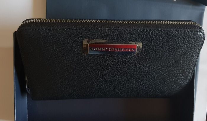New Tommy Hilfiger Wallet