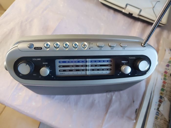 ROBERTS Classic 928, 3 Band Portable Radio with 4 FM Station Presets, Excellent condition, works perfect