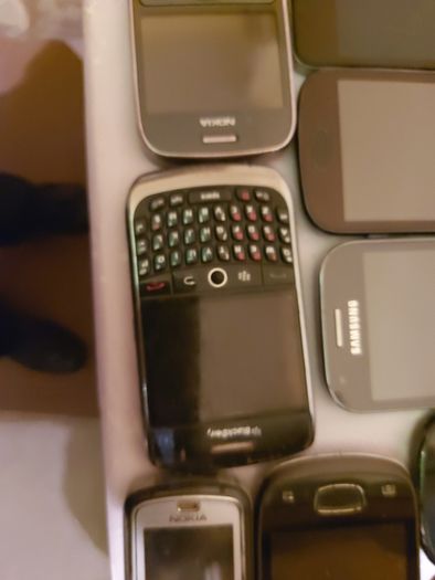 25 Mobile phones in very good cosmetic condition but have no Batterys