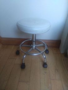 Skinmate Height adjustable stool