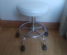 Skinmate Height adjustable stool