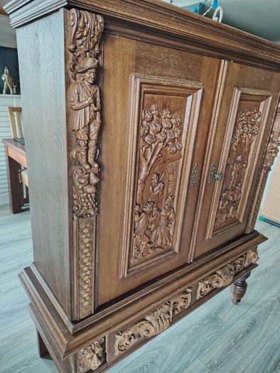Beautiful antique oak cabinet