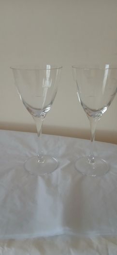 A pair. 2 x Vintage Wine Glasses. Geometric patterned elegant wine glasses. FREE Stopper.
