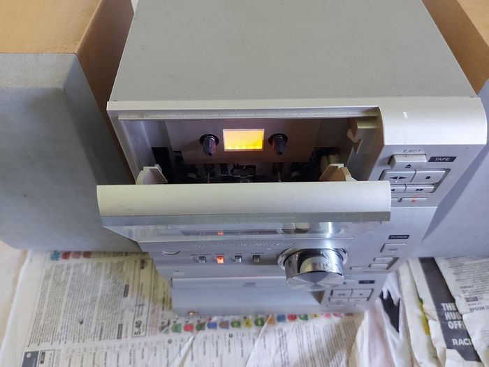 Sony Micro HiFi Component System, Model CMT-CP1, Radio, Tape & CD, all working fine and in very good condition
