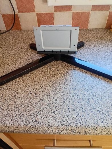 Tv Stand. Pedestal TV stand. (Please Read)