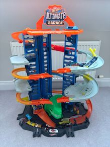 Hot Wheels Ultimate Garage with 31 cars