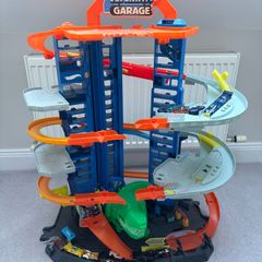 Hot Wheels Ultimate Garage with 31 cars