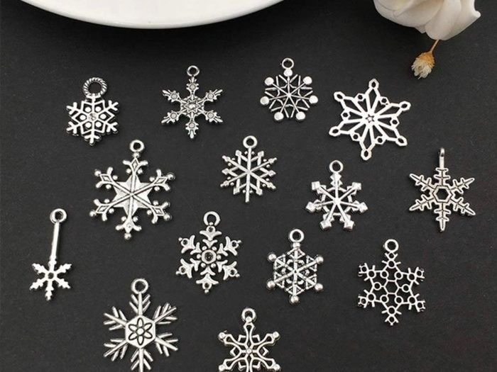 Snowflake Charm, 70 Pieces Mixed Snowflake Pendants Antique Silver Snowflake Charms Christmas Jewelry Making (FREE POSTAGE)