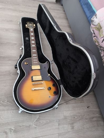 Epiphone Les Paul Custom (Sunburst) with hard case