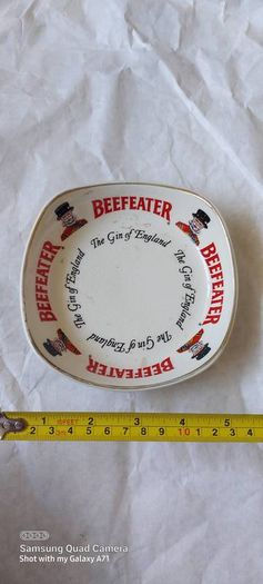 beefeater gin of England, advertising ashtray,,used good condition,,,buyer collects or pays postage thank you,,take as is ,,collectors item with smoking bans