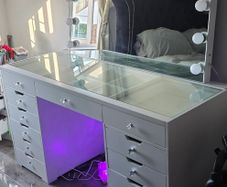 Hollywood vanity table