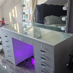 Hollywood vanity table