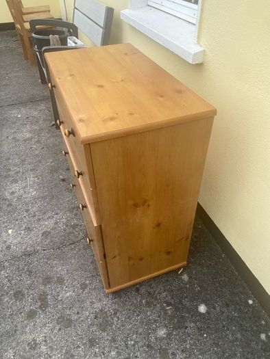 chest of drawers