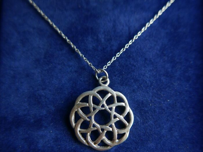 Vintage 925 Sterling Silver Celtic Knot Pendant and Necklace length 16" - 3g