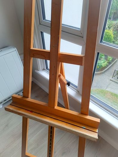 Floor standing easel