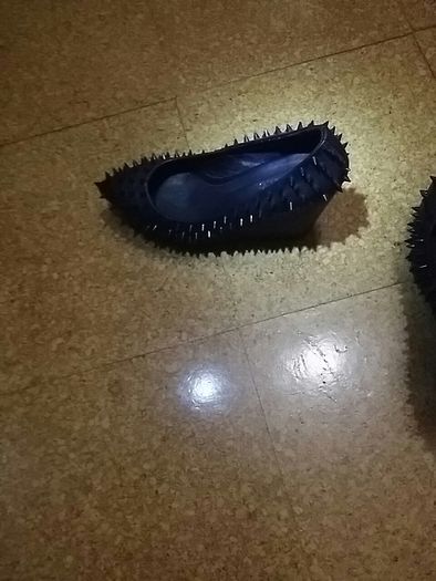 Trendy spike black wedge