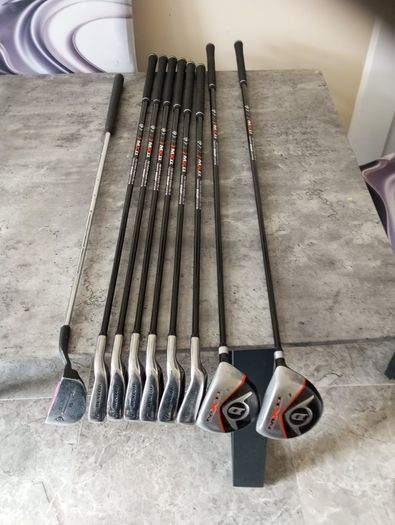 Dunlop golf clubs and bag with stand. Right handed clubs.