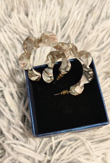 Gray Tortoiseshell Scalloped Hoop Earrings Acrylic Retro Style