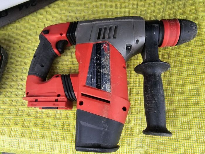 Milwaukee 28 V   Sds Drill