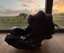 Cybex Gold Cloud G i-Size and Base G ISOFIX ,Like New