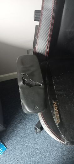 Secretlab Titan Gaming Chair Black Leather + Leather Repair Kit Included