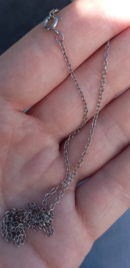 Vintage jewelry is sold individually for 5 to 10 euros