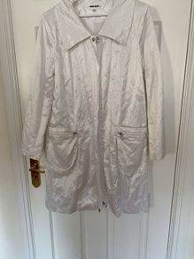 Gerard White Crinkle Satin Coat Size 12