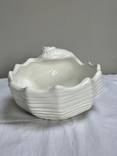 Shell shaped bowl