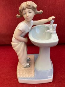 Vintage Lladro Figurine 4838 "Clean Up Time"