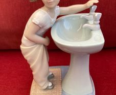 Vintage Lladro Figurine 4838 "Clean Up Time"