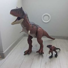 JURASSIC WORLD Super Colossal Carnotaurus Toro