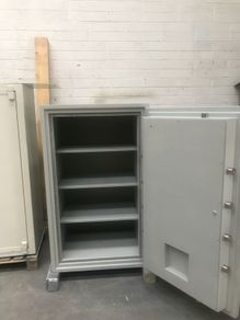 Cash and jewelry safe