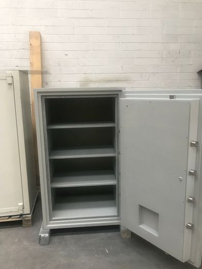 Cash and jewelry safe